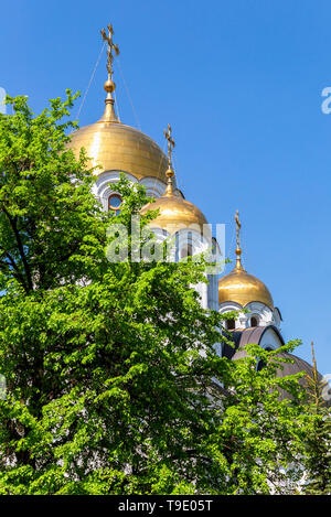 Eglise orthodoxe russe. Dômes dorés du Temple du martyr saint Georges le victorieux à Samara, Russie Banque D'Images