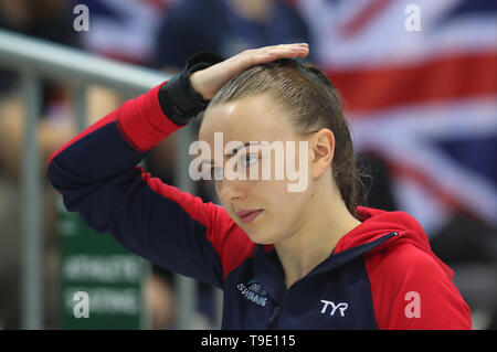 Grand Britains Lois Toulson en avant de la plate-forme de 10m demi-finale lors de la deuxième journée de la plongée sous-marine World Series à Londres, Londres centre aquatique. Banque D'Images