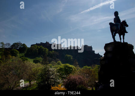 La statue d'un Royal Scots Grey à cheval par le Château d'Edimbourg, Ecosse en été Banque D'Images