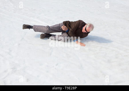 Vieil homme tombé sur la neige, Kranjska Gora, Slovénie Banque D'Images