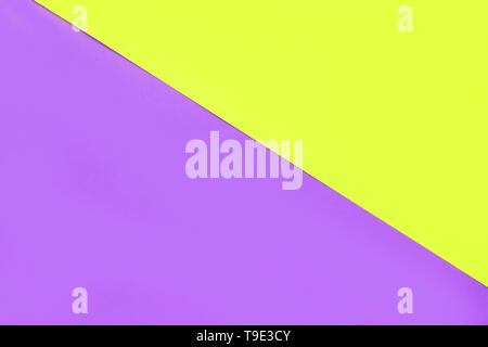 Brillant couleur de fond de texte, vue d'en haut. Violet et jaune Banque D'Images