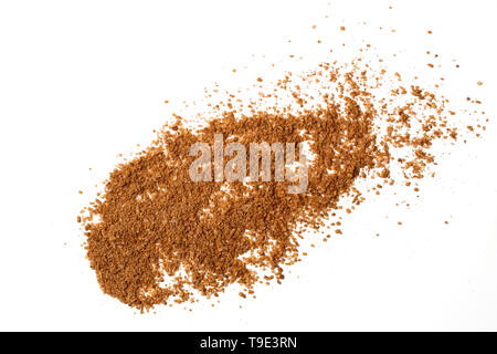 Des matières organiques naturelles broussailles pour les soins du corps. Des grains de café, le sucre brun et de sel de mer éparpillés sur fond blanc. Concept de soins de la peau. Banque D'Images