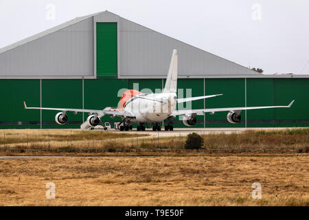 Cargolux Airlines International Boeing 747-4HAERF (LX-LCL, Ex OO-THB) garé en face d'ACM hangar. Pour être peint en couleurs de Cargolux à Cosm Aviation Banque D'Images