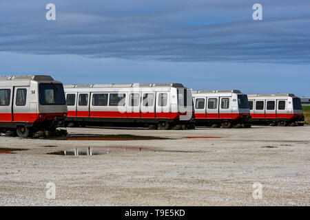 Chicago, Illinois, United States - 7 mai 2019 : des wagons de l'ATS à la retraite du Chicago O'Hare Airport assis dans l'un des lots vides derrière l'aéroport termina Banque D'Images