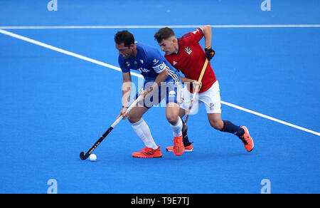 L'Argentine Pedro Ibarra et la société britannique James Gall en action dans la FIH Pro League match à la Lee Valley Hockey and Tennis Centre, Londres. Banque D'Images