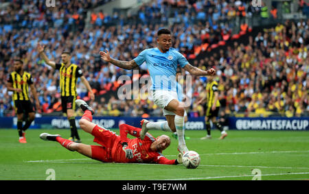 Manchester City's Gabriel Jésus (à droite) prend la balle autour de Watford gardien Heurelho Gomes (à gauche) au cours de la finale de la FA Cup au stade de Wembley, Londres. Banque D'Images