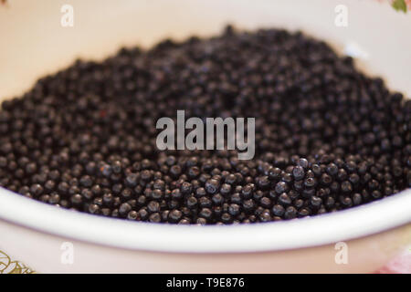 Beaucoup de bleuets dans un grand bol, Close up Banque D'Images