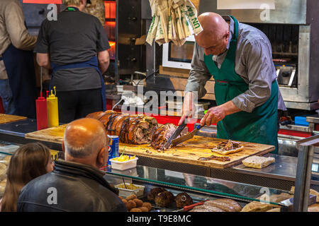 Délicieux sandwich avec du rôti de porc. L'alimentation de rue, les Abruzzes Banque D'Images