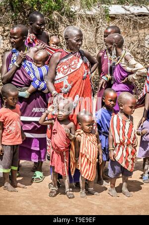VILLAGE MASAI, KENYA - 11 octobre 2018 : l'Afrique de l'Unindentified gens portant des vêtements traditionnels en tribu Masai, Kenya Banque D'Images