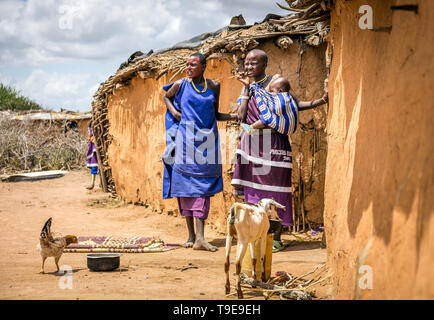 VILLAGE MASAI, KENYA - 11 octobre 2018 : les femmes africaines Unindentified portant des vêtements traditionnels en tribu Masai, Kenya Banque D'Images