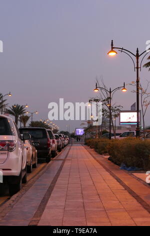 Un passage pour piétons, avec des lampes de rue colorés à Jeddah, Arabie Saoudite Banque D'Images