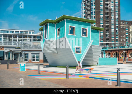 Upside Down House, Brighton, Seafront, Sussex amené à Brighton par Tom Dirse, 25 ans, PDG de Upside Down House UK. Banque D'Images