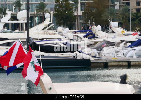 Drapeaux différents sur des yachts dans le Zaitunay Bay Marina à Beyrouth, Liban Banque D'Images