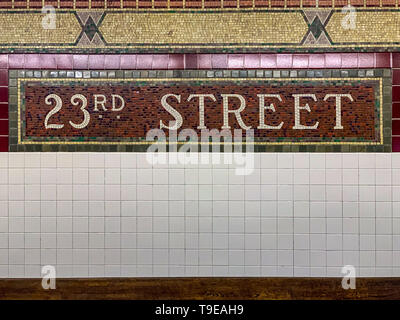 New York - 8 mai 2019 - Mosaic tile signe à la station de métro 23rd Street à New York City. Banque D'Images