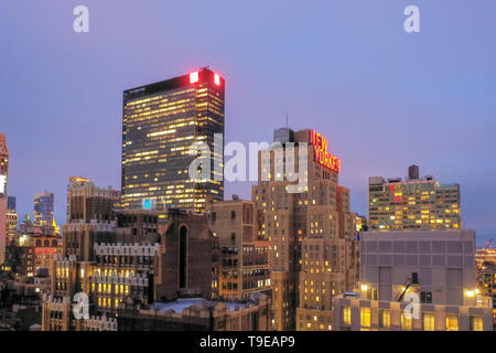 New York - 9 mai 2019 : vue panoramique de Manhattan et le New Yorker Hotel à New York City pendant au crépuscule. Banque D'Images