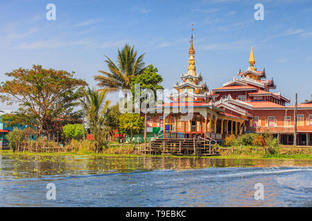 Pagoda sur le lac Inle Banque D'Images