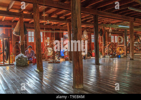Filature de laine (lac Inle, Myanmar) Banque D'Images