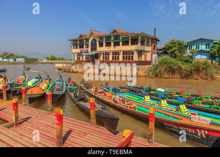 Bateaux de touristes dans un village sur le lac Inle Banque D'Images