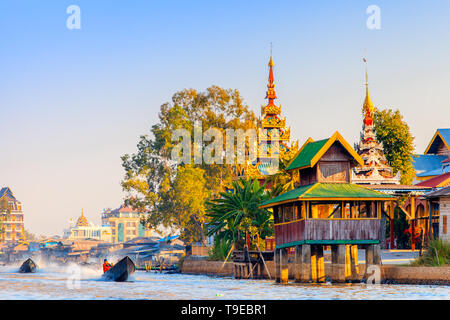 Vue d'un village sur le lac Inle Banque D'Images