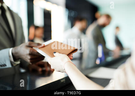Donner en retour passeport Banque D'Images