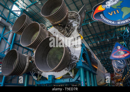 Cap Canaveral, Floride, USA, la NASA au Centre spatial Kennedy, moteurs de propulseur géant sur la fusée Saturn Banque D'Images