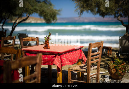 Photo évocatrice d'une taverne grecque sur la plage en Crète avec la mer en arrière-plan Banque D'Images