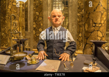 La banque Gringotts gobelin en caisse, costumes et accessoires utilisés dans la production de films, Warner Bros Studio Tour 'La réalisation d'Harry Potter', Londres Banque D'Images