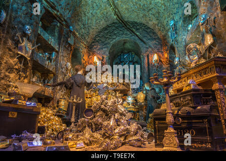 Chambre forte de banque dans la banque Gringotts, costumes et accessoires utilisés dans la production des films, Warner Bros Studio Tour 'La réalisation d'Harry Potter', Londres Banque D'Images