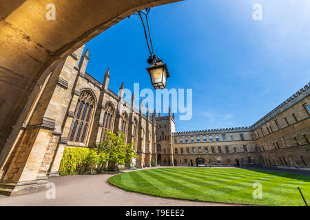 Le nouveau collège/Quadrangle, regardant vers la tour et le jardin Muniment Quadrangle, vus de sous la voûte de l'ancienne loge. En dépit je Banque D'Images