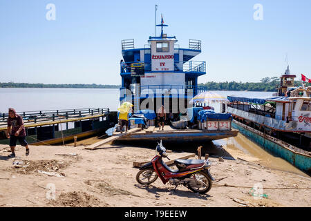 Chargement de marchandises porteurs ferries accoste au port de La Boca de Yurimaguas, Alto Amazonas, Pérou, Province de Loreto Banque D'Images