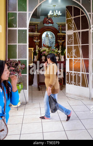 Les femmes locales contre eux-mêmes lorsqu'ils passent de la petite chapelle au marché central ou Mercado Central dans la région de Huaraz, Pérou Banque D'Images