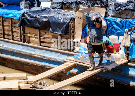 Déchargement de la cargaison de Porters ferries accoste au port de La Boca de Yurimaguas, Alto Amazonas, Pérou, Province de Loreto Banque D'Images