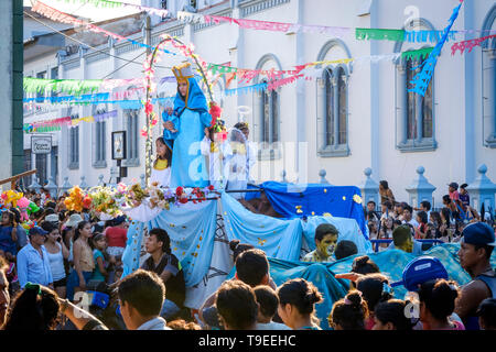 Les gens en procession mars portant la Virgen de las Nieves à travers les rues de la ville durant la Semaine du tourisme de Yurimaguas, région de Loreto, au Pérou Banque D'Images