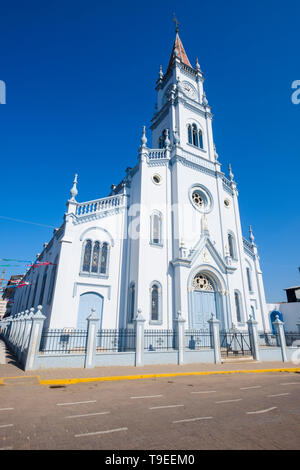 Peintes en bleu clair et élégante cathédrale ou Templo de la Virgen de las Nieves sur la Plaza de Armas ou place principale de Yurimaguas, région de Loreto, au Pérou Banque D'Images