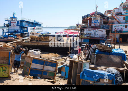 Chargement de marchandises porteurs ferries accoste au port de La Boca de Yurimaguas, Alto Amazonas, Pérou, Province de Loreto Banque D'Images