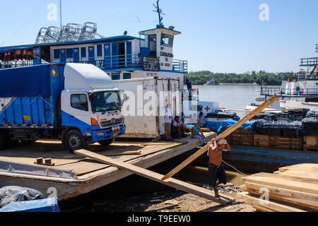 Déchargement de la cargaison de Porters ferries accoste au port de La Boca de Yurimaguas, Alto Amazonas, Pérou, Province de Loreto Banque D'Images