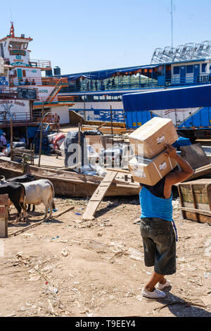 Chargement de marchandises porteurs ferries accoste au port de La Boca de Yurimaguas, Alto Amazonas, Pérou, Province de Loreto Banque D'Images