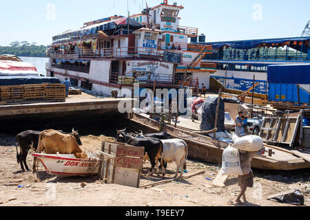 Chargement de marchandises porteurs ferries accoste au port de La Boca de Yurimaguas, Alto Amazonas, Pérou, Province de Loreto Banque D'Images