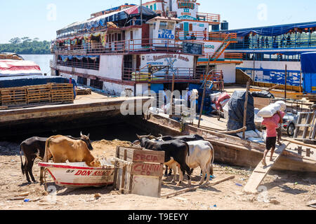 Chargement de marchandises porteurs ferries accoste au port de La Boca de Yurimaguas, Alto Amazonas, Pérou, Province de Loreto Banque D'Images