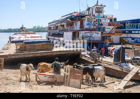 Chargement de marchandises porteurs ferries accoste au port de La Boca de Yurimaguas, Alto Amazonas, Pérou, Province de Loreto Banque D'Images