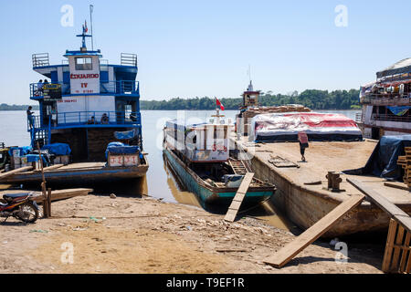 Chargement de marchandises porteurs ferries accoste au port de La Boca de Yurimaguas, Alto Amazonas, Pérou, Province de Loreto Banque D'Images