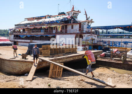 Chargement de marchandises porteurs ferries accoste au port de La Boca de Yurimaguas, Alto Amazonas, Pérou, Province de Loreto Banque D'Images