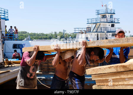 Déchargement de la cargaison de Porters ferries accoste au port de La Boca de Yurimaguas, Alto Amazonas, Pérou, Province de Loreto Banque D'Images