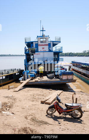 Chargement de marchandises porteurs ferries accoste au port de La Boca de Yurimaguas, Alto Amazonas, Pérou, Province de Loreto Banque D'Images