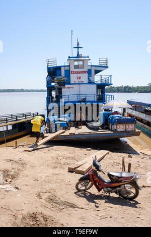 Chargement de marchandises porteurs ferries accoste au port de La Boca de Yurimaguas, Alto Amazonas, Pérou, Province de Loreto Banque D'Images