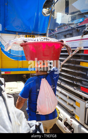 Déchargement de la cargaison de Porters ferries accoste au port de La Boca de Yurimaguas, Alto Amazonas, Pérou, Province de Loreto Banque D'Images