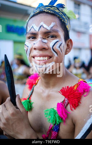 Les gens dans le déguisement de la danse et de célébrer leurs traditions sur le défilé des Fiesta de la Virgen de las Nieves, Yurimaguas, Alto Amazonas Province, Pérou Banque D'Images