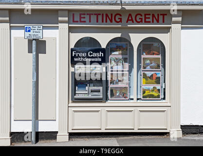 Cash machine dans la fenêtre de l'agence de location, Epworth,North Lincolnshire, Angleterre, Royaume-Uni Banque D'Images