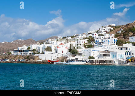 Mykonos, Grèce - 04 mai 2010 : sea village ou ville le paysage de montagne. Maisons en mer ciel bleu sur la côte. Les vacances d'été sur l'île d'aventure. Banque D'Images