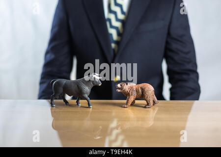 Stock Market, l'échange de titres et le capitalisme concept avec un taureau et l'ours des concepts. Commerçant entreprise man in suit en arrière-plan. Banque D'Images